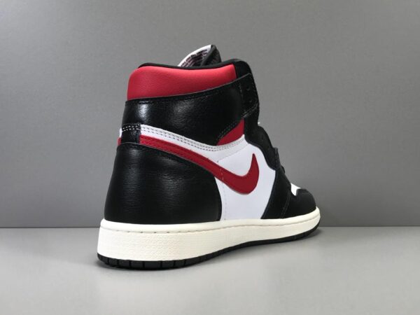 JORDAN 1 RETRO HIGH BLACK GYM RED - Imagen 9