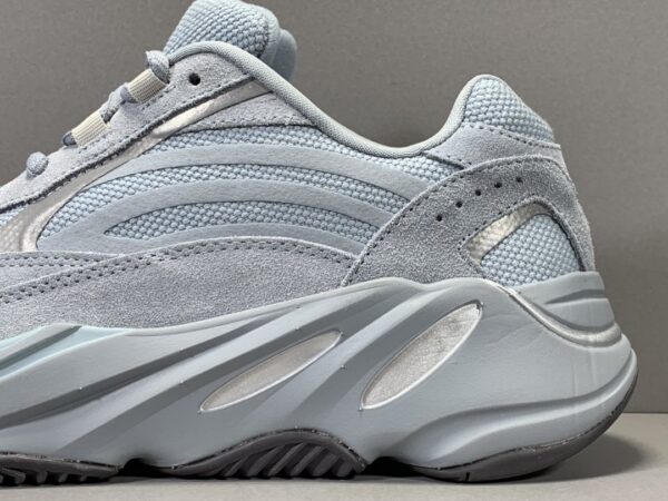 ADIDAS YEEZY BOOST 700 V2 HOSPITAL BLUE - Imagen 5