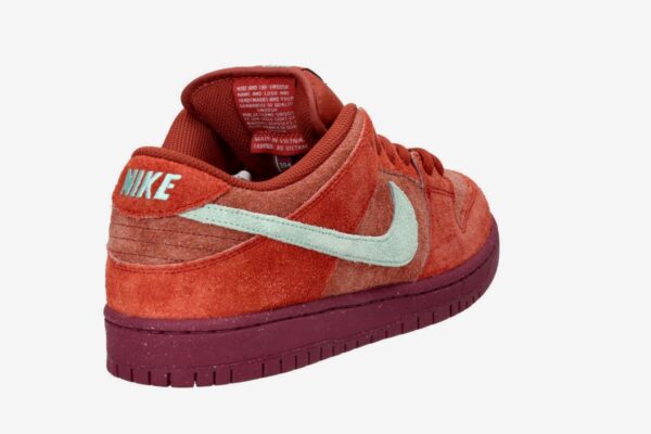 NIKE SB DUNK LOW PRO PREMIUM ZAPATILLA (MYSTIC RED EMERALD RISE) - Imagen 6