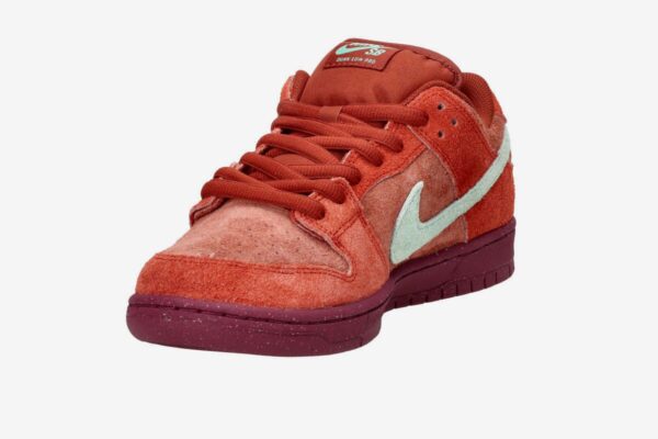 NIKE SB DUNK LOW PRO PREMIUM ZAPATILLA (MYSTIC RED EMERALD RISE) - Imagen 3